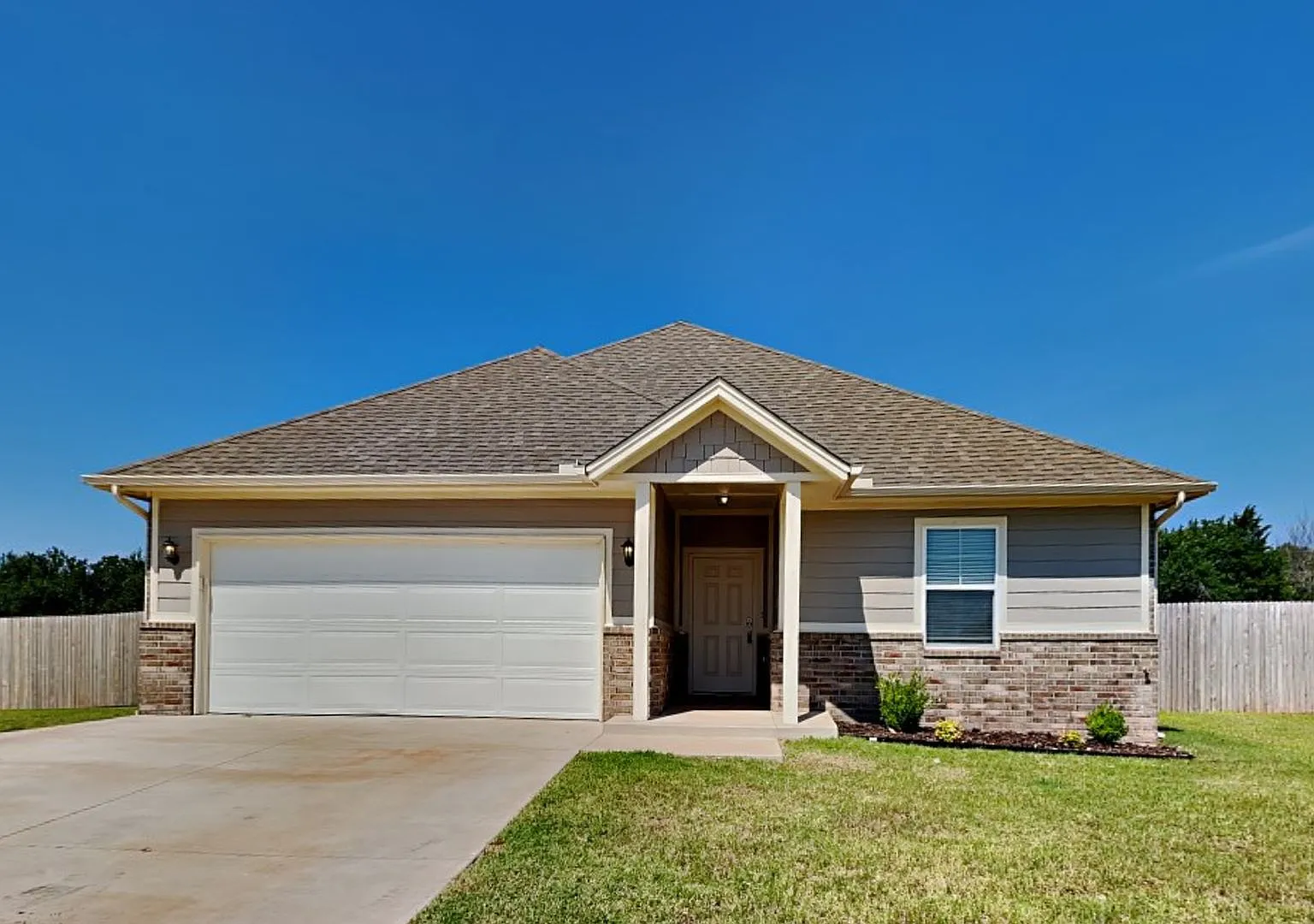 4 bedroom 2 bath home in Guthrie schools — Photo 2