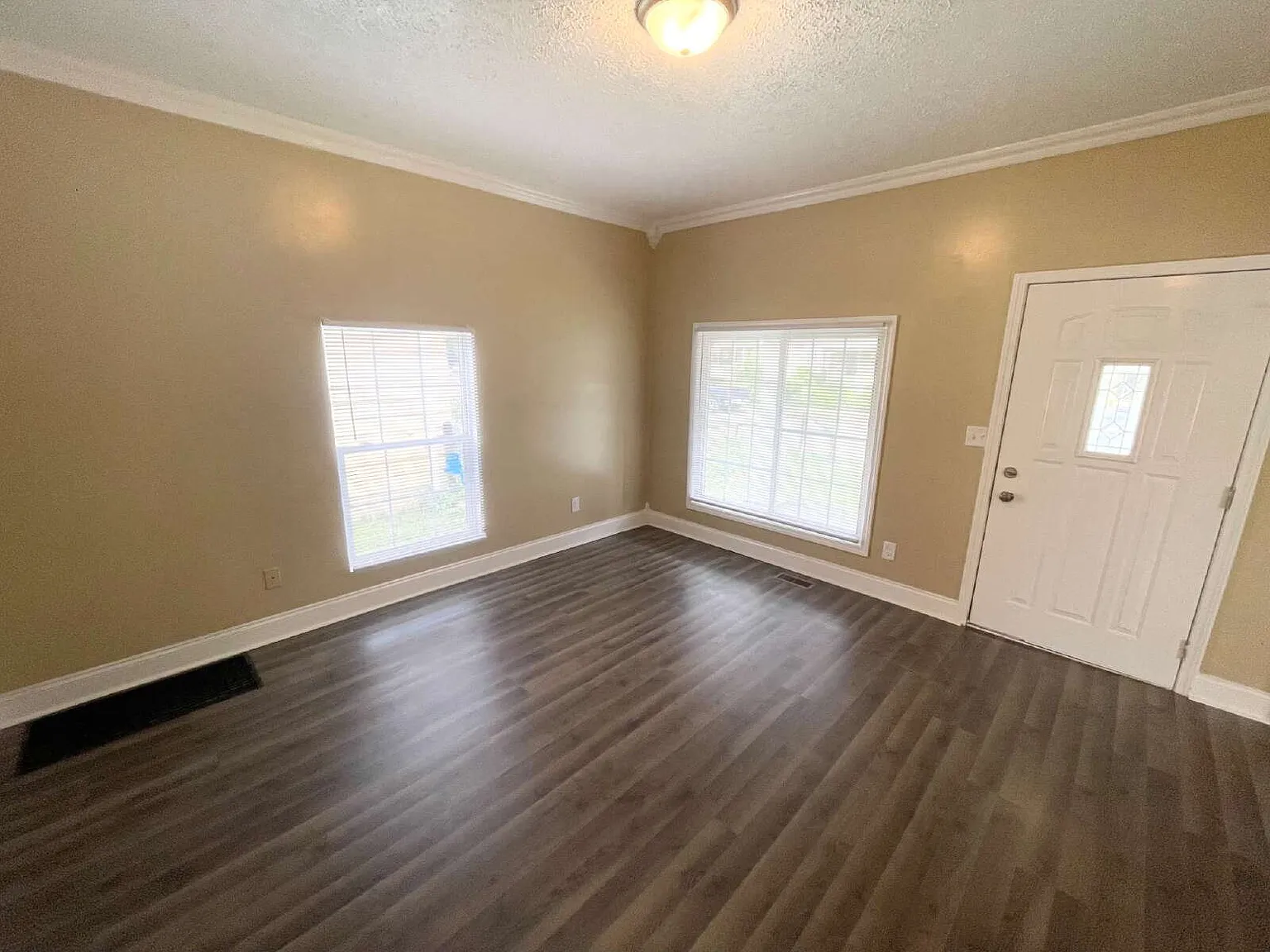 4 bed, $1,050 — Photo 2