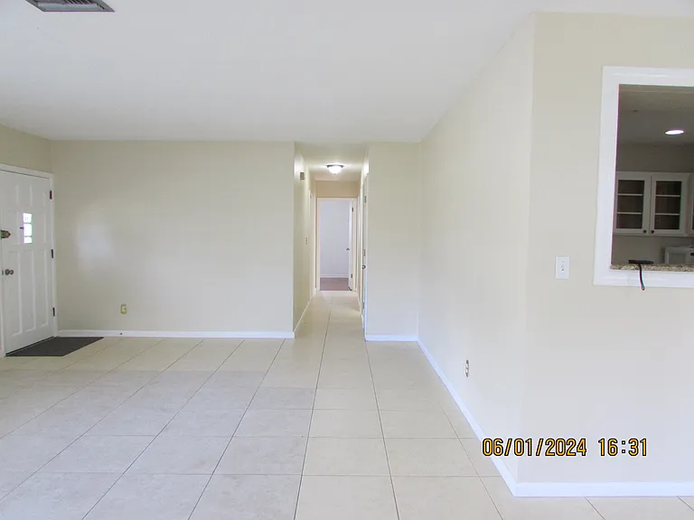 211 W Laila Dr — Photo 16