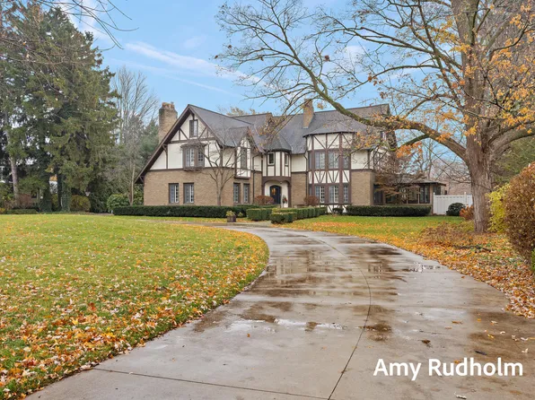 522 E River St, Spring Lake, MI 49456