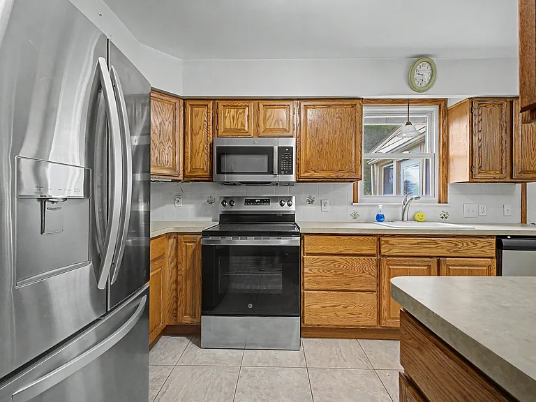 21236 Outer Dr — Photo 15