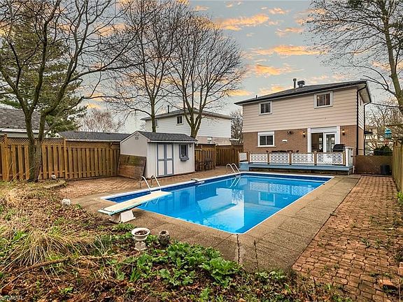 3rd image of 119 Oakdale Dr