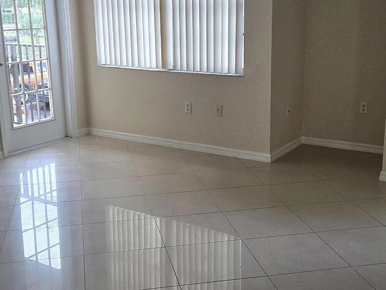 2505 Belmont Ln — Photo 5