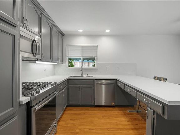 3rd image of 609 Louise Ct