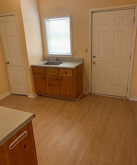 320 Fraser Cir #6 — Photo 2