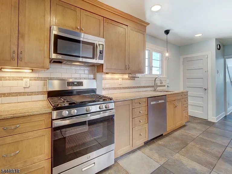 158 Lexington Ave — Photo 27