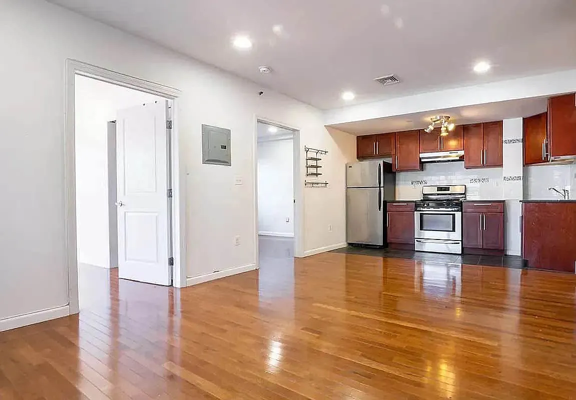 1086 Broadway — Photo 3