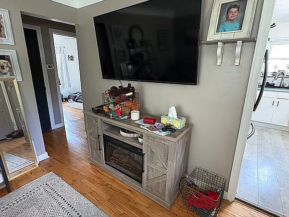 3rd image of 707 Cypress St