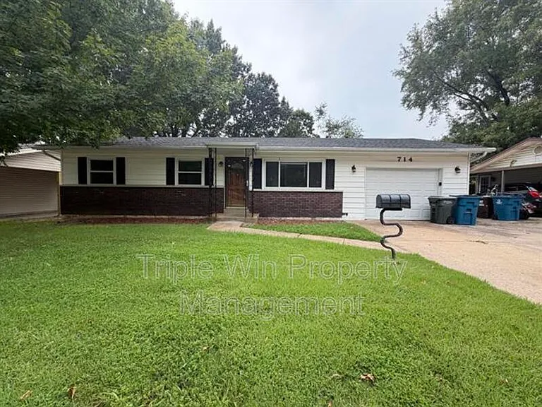 714 Undercliff Dr — Photo 2