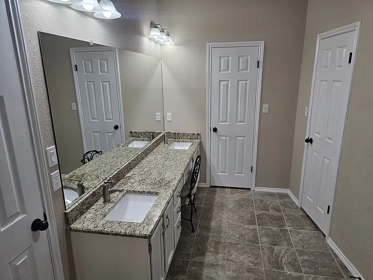 Shared bathroom #2 - bathroom suite