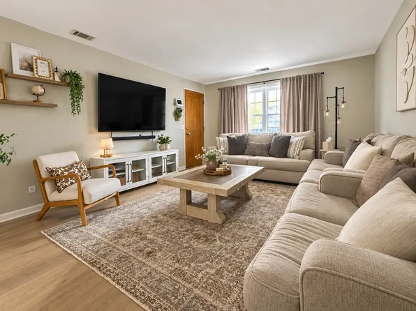 6743 W Irving Park Rd APT 202, Chicago, IL 60634