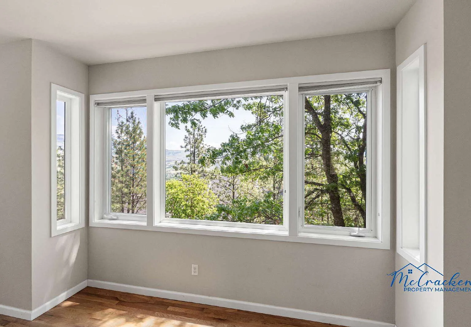 Spacious 3-Bedroom Single Family House with Mountain & Valley Views in Ashland, Oregon! — Photo 4