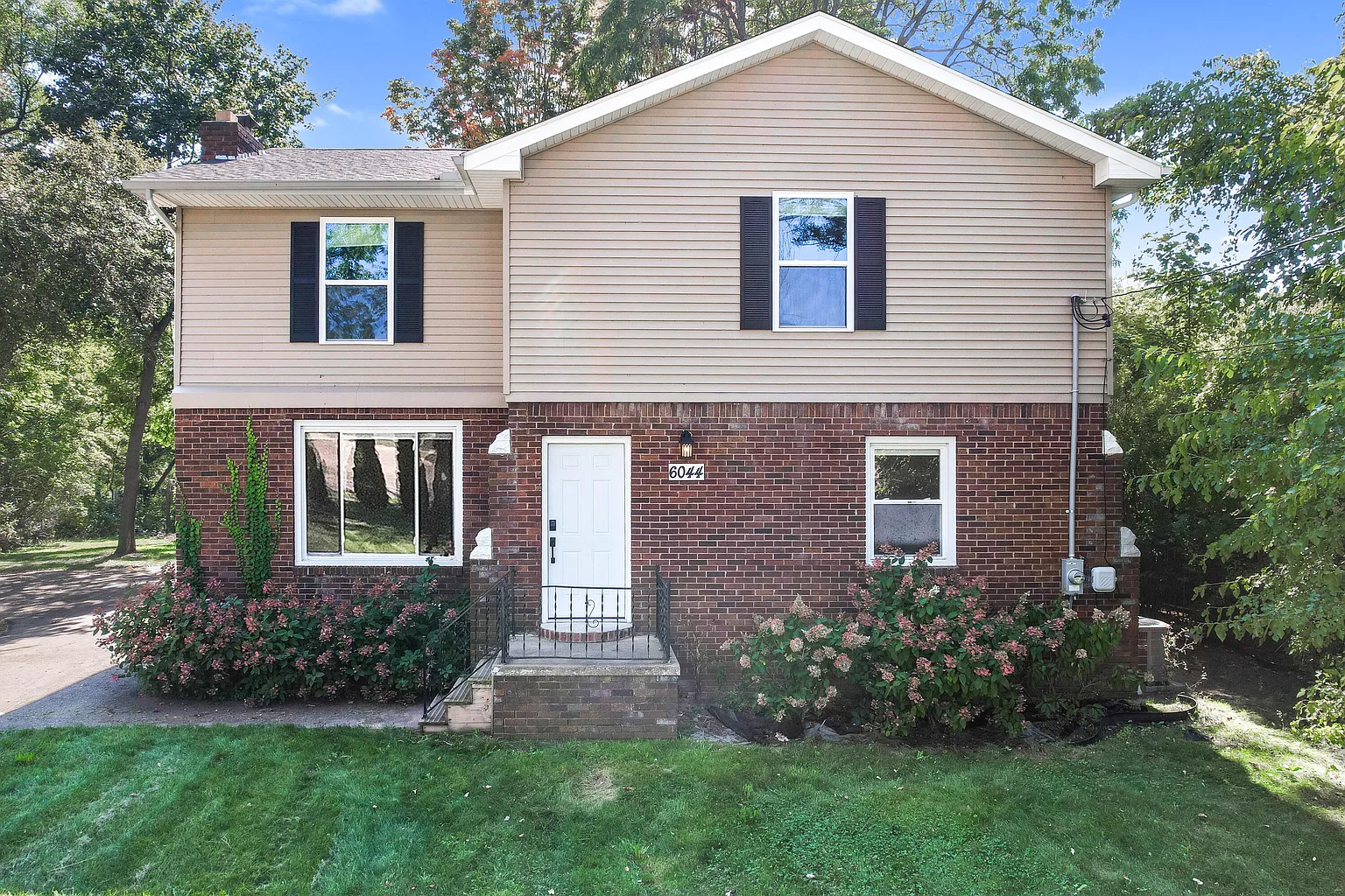 6044 Davison Rd photo 1