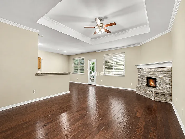 3 bed, 2.0 bath, 1644 sqft, $2,320 — Photo 3