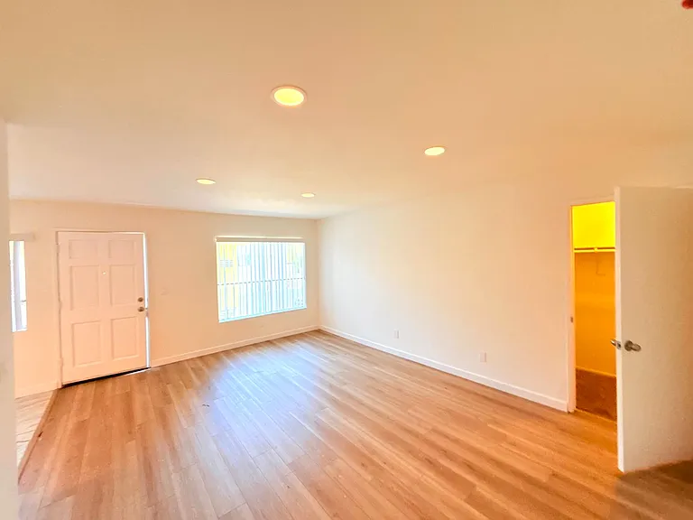 5233 Cartwright Avenue — Photo 7