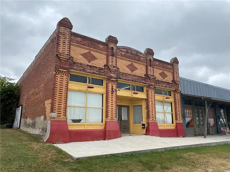 202 N Commerce St — Photo 6