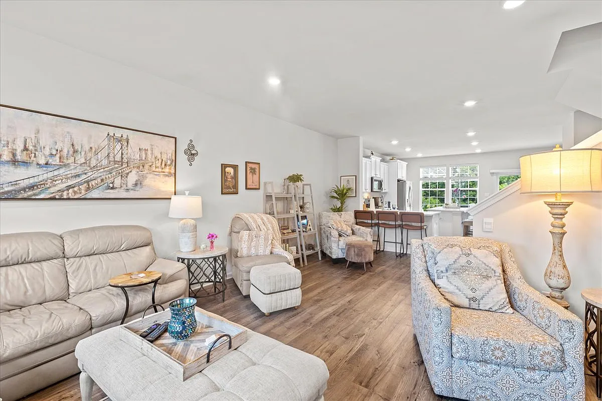 3 bed, 3.5 bath, 2270 sqft, $3,850 — Photo 4