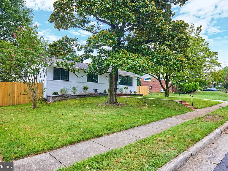 2123 N Early St — Photo 24