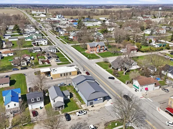 418 Defiance St, Howe, IN 46746