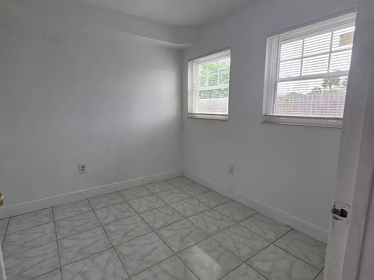 801 Sky Lake Cir #B — Photo 15