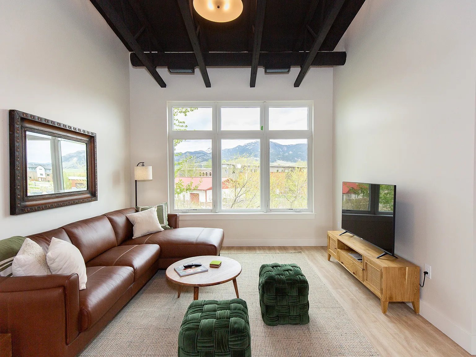 2 bed, 1.5 bath, 1900 sqft, $4,200 — Photo 2