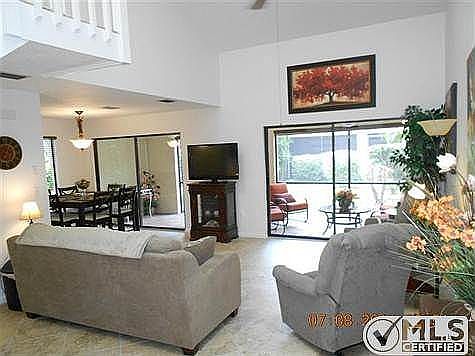 Come and relax in this very attractively decorated home. Yo