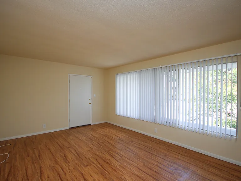2035 Huntington Dr #6 — Photo 3