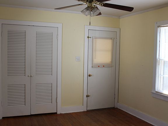 3rd image of 109 W Tickle St