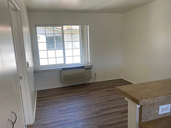 4th image of 517 E Harvard Blvd #204