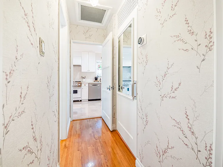 537 University Ave — Photo 15
