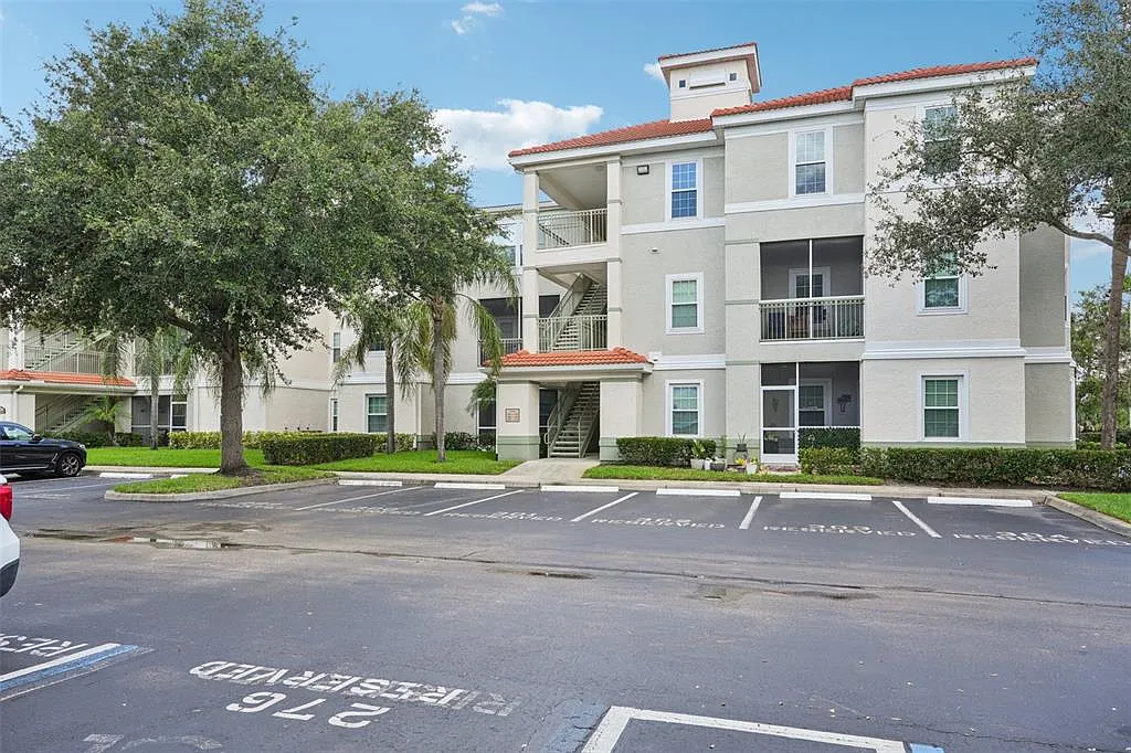 2 bed, 2.0 bath, 1127 sqft, $1,600 — Photo 2