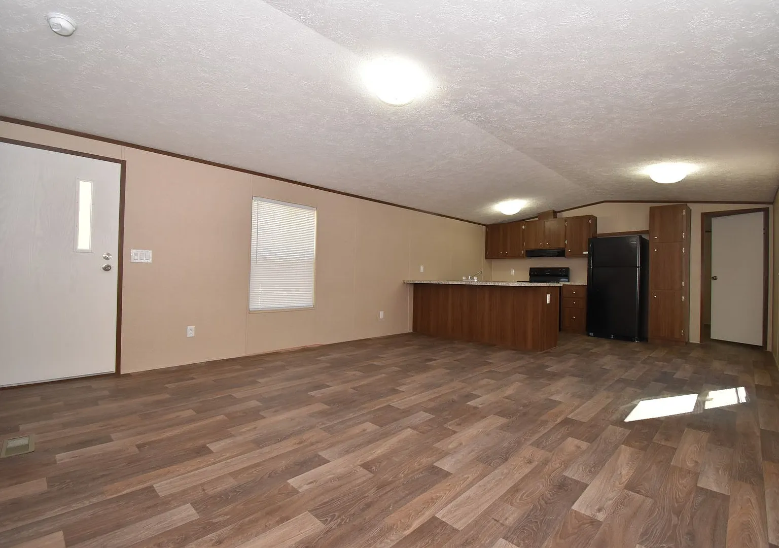3 Bed, 2 Bath Mobile Home! — Photo 3