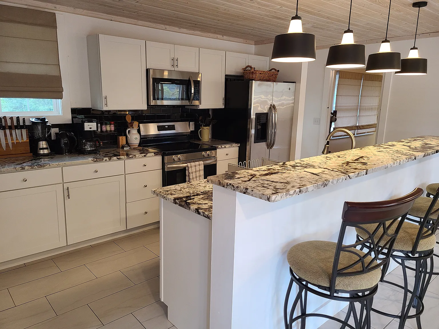 3 bed, 1.5 bath, 1440 sqft, $2,100 — Photo 2