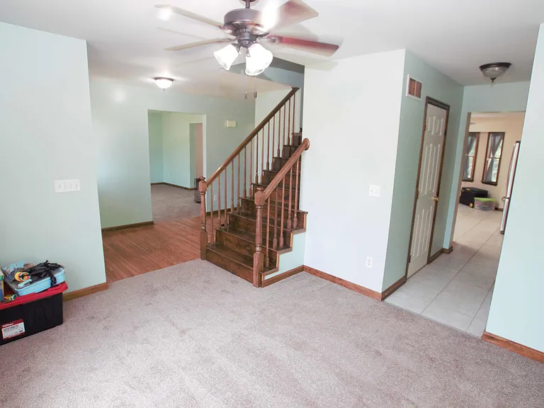 98 Thorndale Cir — Photo 32