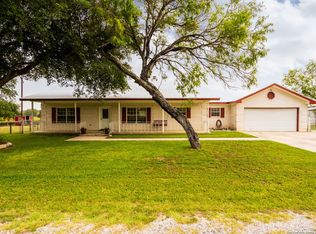 209 Cimarron Dr, Floresville, TX 78114