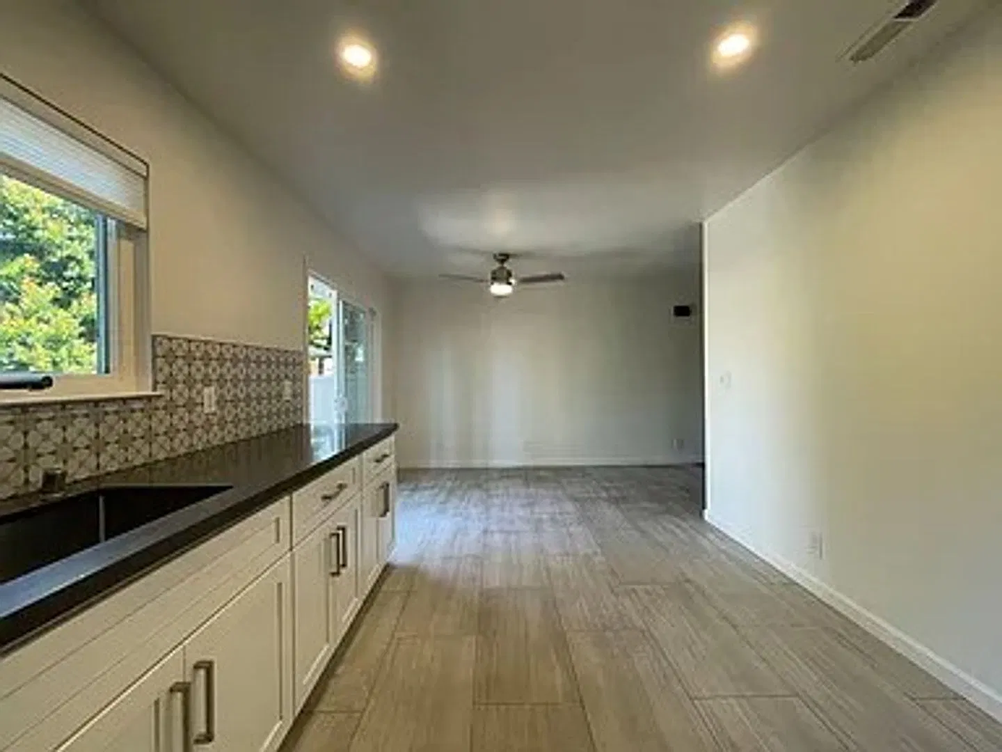 Mountain View-Spacious 4-Bedroom Mountain View Home in Desirable Community — Photo 4