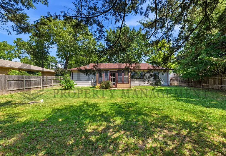 2103 W Columbine Ln — Photo 9