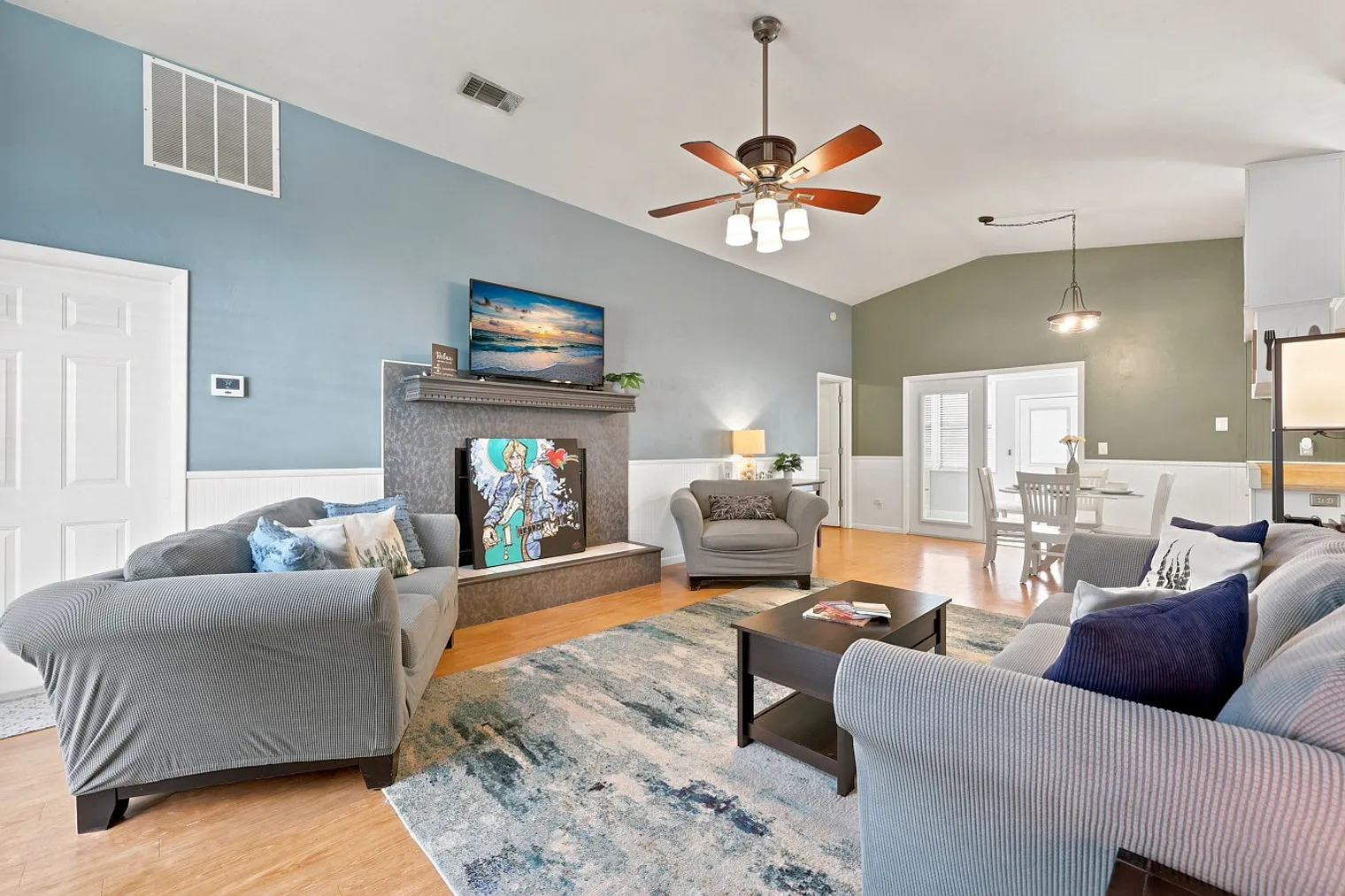3 bed, 2.0 bath, 1291 sqft, $3,317 — Photo 1