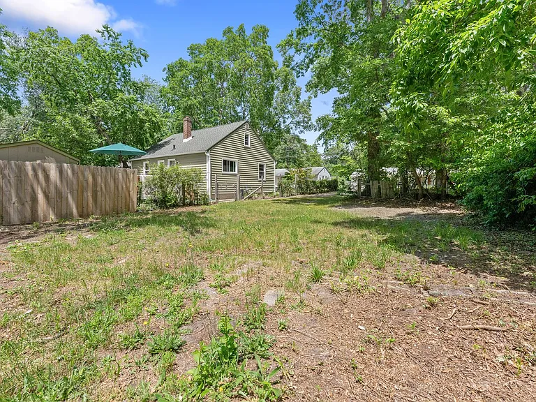 24 Begonia St — Photo 18