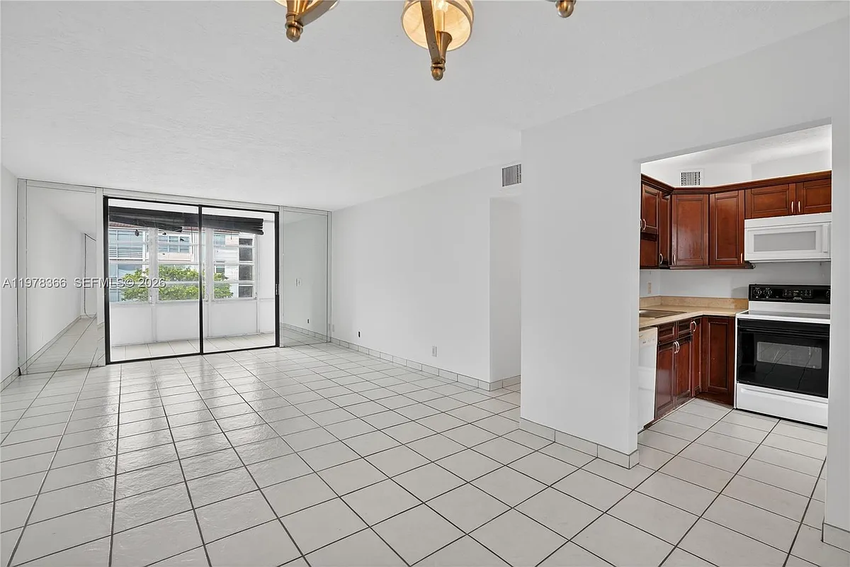 Building Photo - 2821 Somerset Dr #317