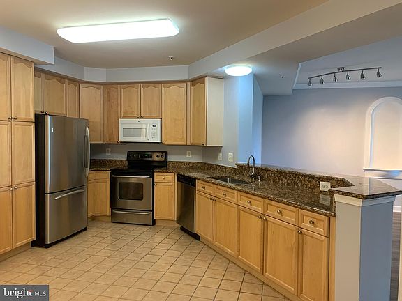 2nd image of 485 Harbor Side St APT 613