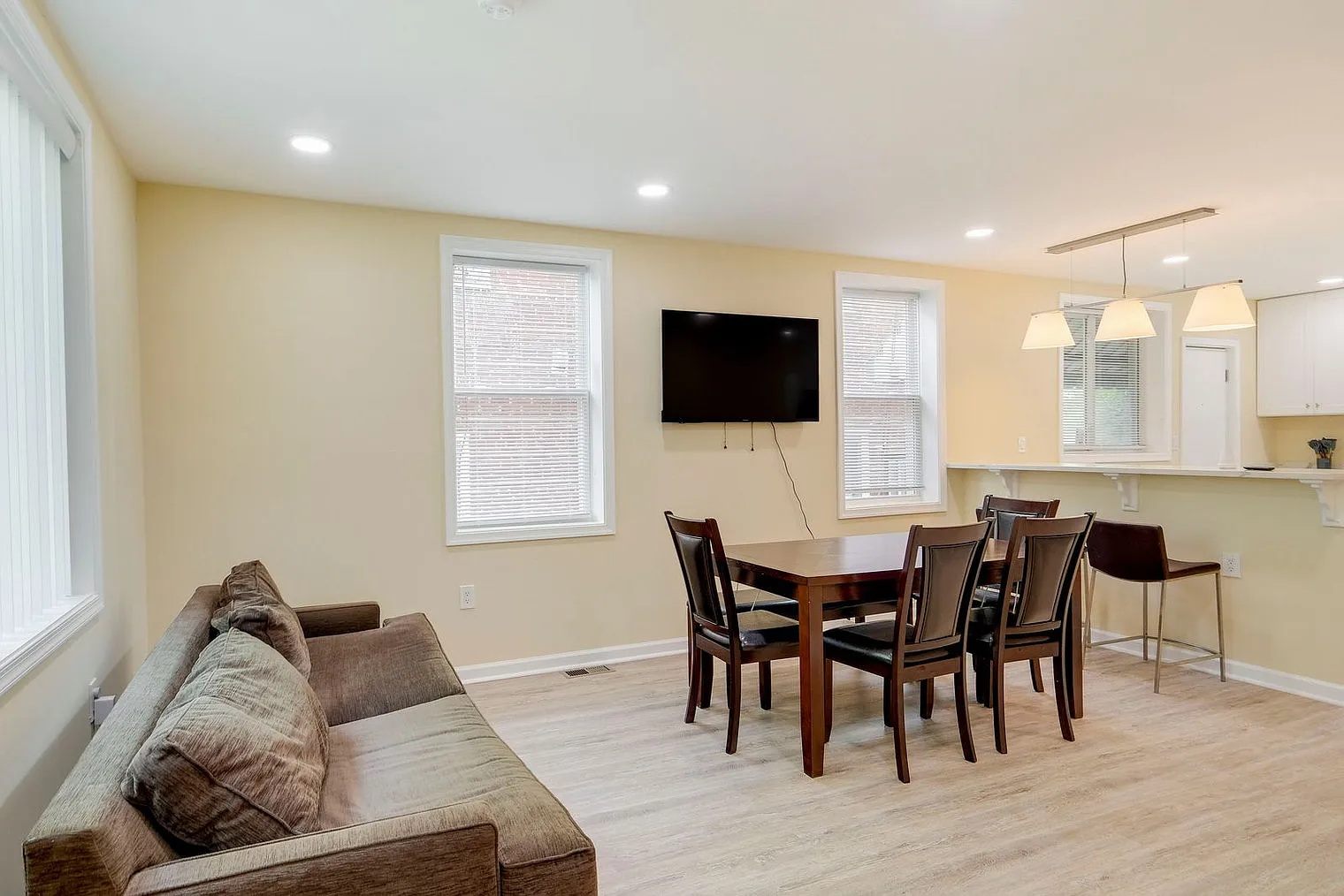 4 bed, 2.0 bath, 1022 sqft, $3,292 — Photo 1