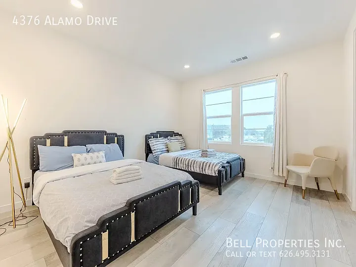 Stunning Townhome in Arcadia — Photo 1