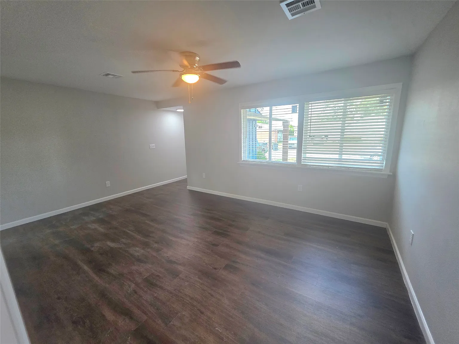 3 bed, 1.0 bath, 920 sqft, $1,600 — Photo 4