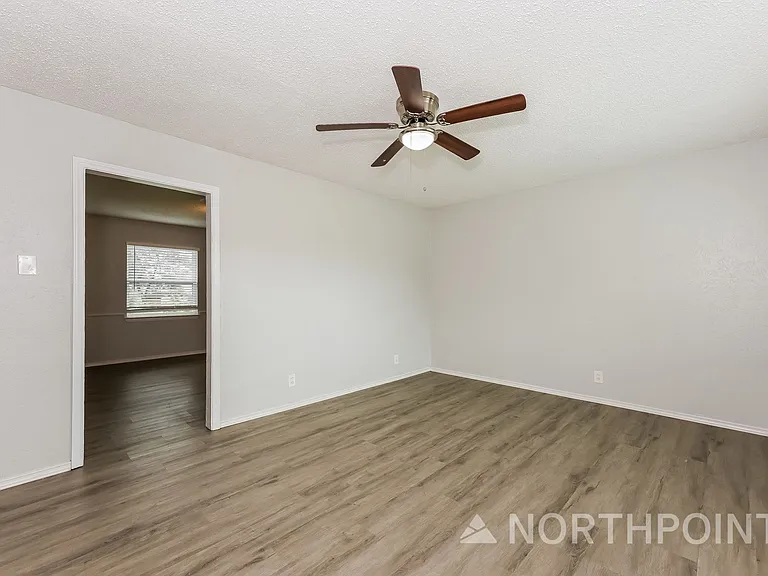 1238 Narcissus Ln — Photo 11