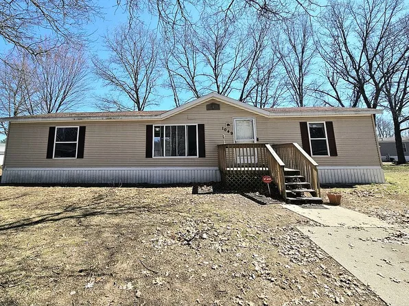 1049 Barberry Rd, Howard City, MI 49329