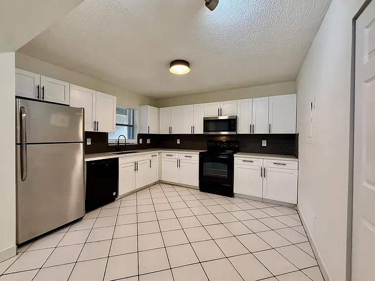 9633 Riverside Dr #E2 — Photo 1
