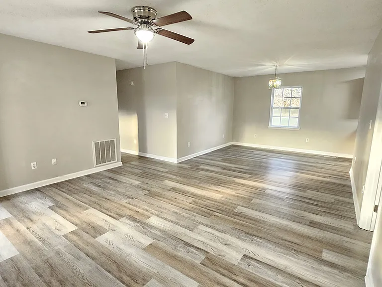 972 Crosby Ln — Photo 3