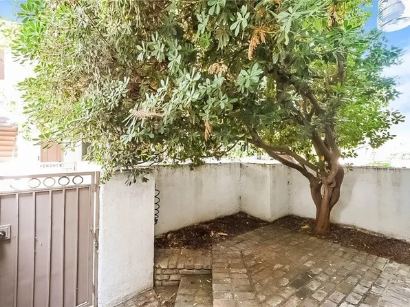 18555 Collins St APT C11, Tarzana, CA 91356