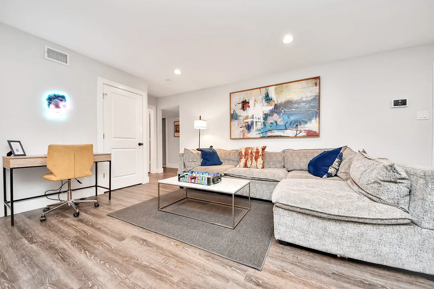 3 bed, 2.0 bath, 1399 sqft, $4,008 — Photo 2